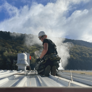 Professionnel de la toiture travaillant avec ses équipements de sécurité