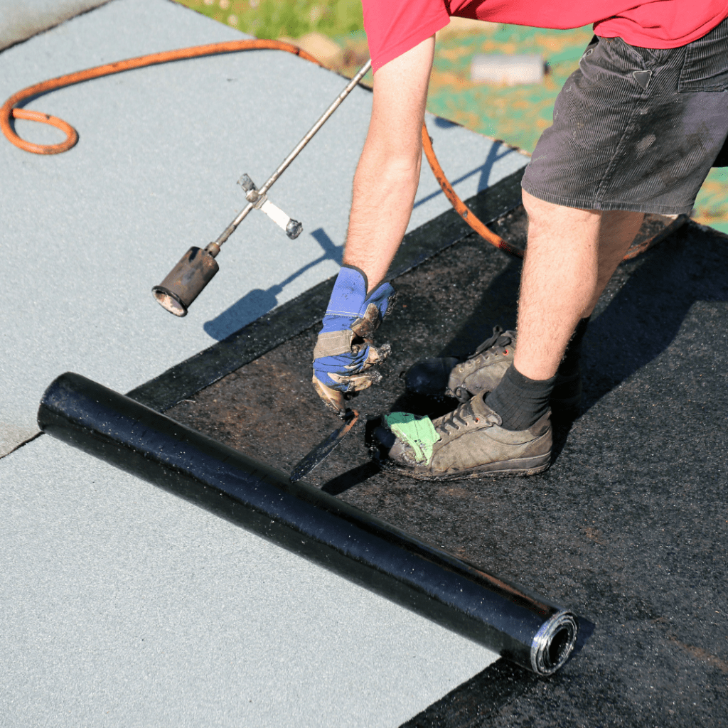 Professionnel travaillant sur un toit